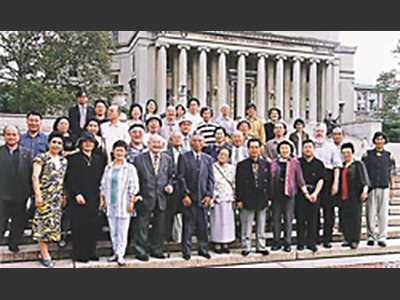 国際学士院世界大会参加のみなさん<wbr>(コロンビア大学前にて , 2000.9月)