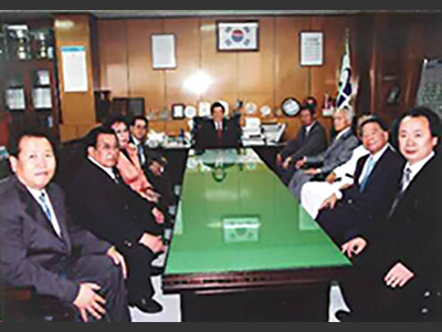 韓国・ソウル市龍山区長を表敬訪問<wbr>(龍山区庁舎にて , 2005.7月)